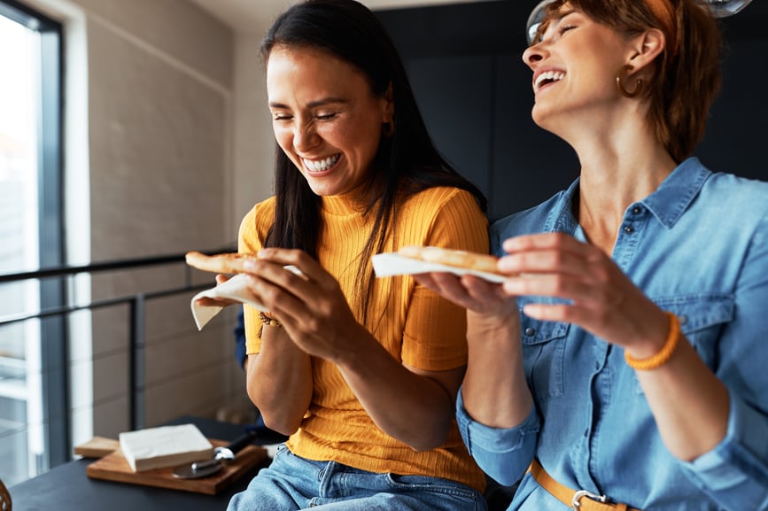 two-girlfriends-talking-and-eating-pizza-how-to-carry-a-conversation