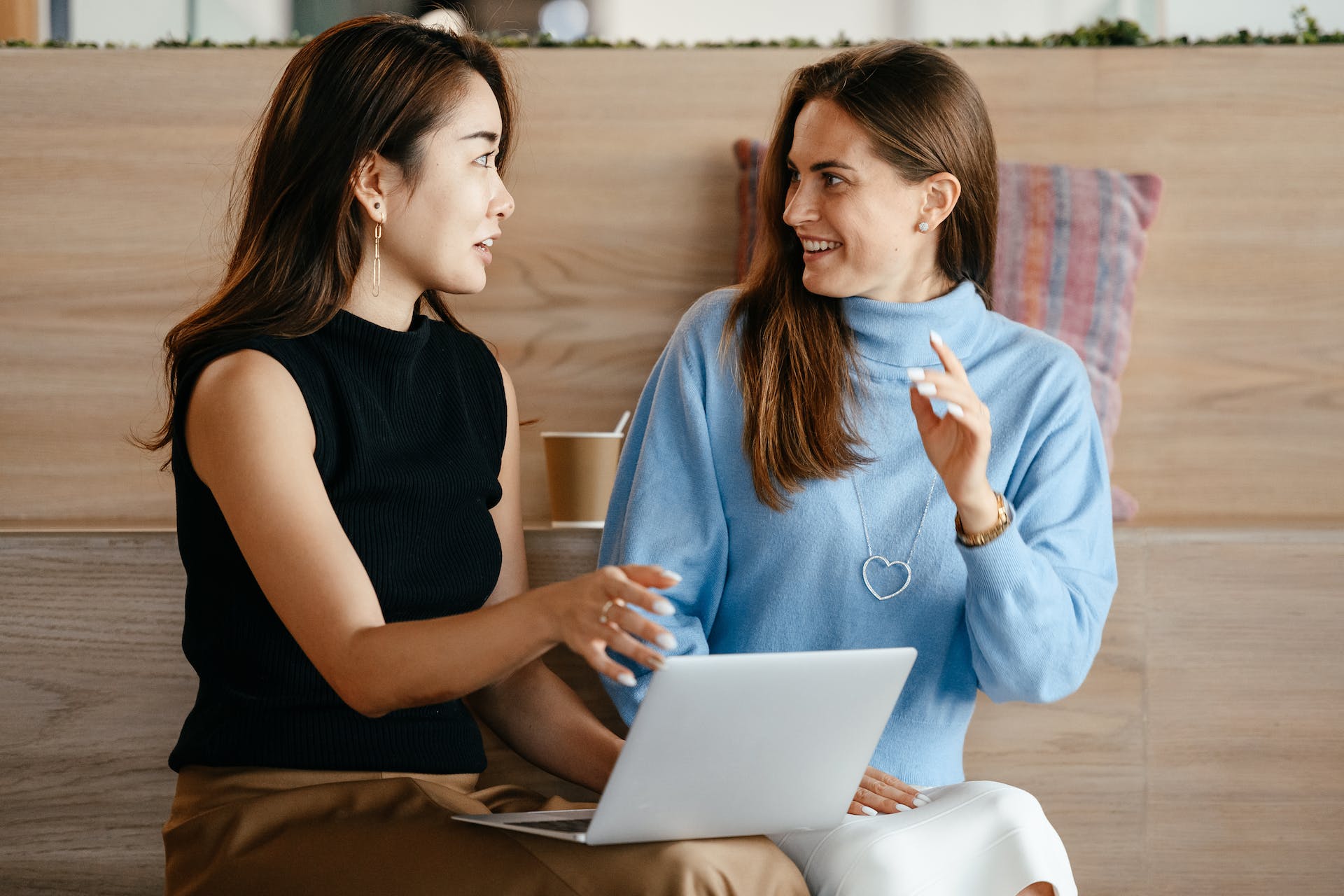 two-women-talking-to-each-other-how-to-become-a-life-coach