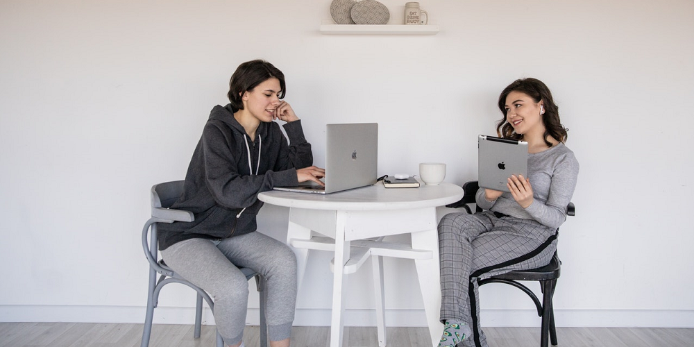 manager-and-team-member-work-together-on-laptops-coaching-vs-managing
